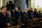 Wicemarszałek Ryszard Pagacz w ławie kościelnej.