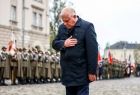 Wicemarszałek Ryszard Pagacz oddaje pokłon przed krzyżem.