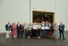 Wspólna pamiątkowa fotografia z udziałem około trzydziestu uczestników spotkania