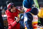 Kamil Stoch przybija piątkę z jednym z kolegów