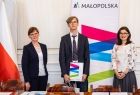 Chłopiec w garniturze z dwiema przedstawicielkami UMWM.