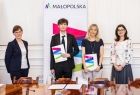 Uczeń w garniturze i nauczycielka z dwiema przedstawicielkami UMWM.