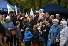 Ludzie zgromadzeni na łące.
