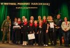 Harcerze stoi z wicemarszałkiem Ryszardem Pagaczem.