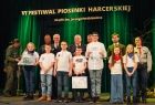 Dzieci stoją na scenie.