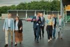 Iwona Gibas z zarządu województwa oraz lokalni samorządowcy i osoby towarzyszące podczas zwiedzania rozległego, nowego i nowoczesnego obiektu służącego do selektywnej zbiórki odpadów