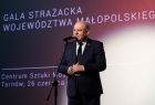Wicemarszałek Ryszard Pagacz stoi na scenie.