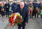 Wicemarszałek Ryszard Pagacz idzie z kwiatami.