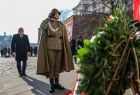 Wicemarszałek Ryszard Pagacz, przed nim salutuje żołnierz.