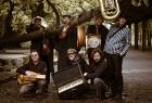 Zdjęcie kolorowe zespołu Memento Mori Dance Club - 7 muzyków z instrumentami
