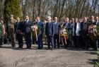 Delegacje z kwiatami.