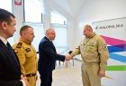 Wicemarszałek Ryszard Pagacz podaje rękę strażakowi.