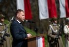 Radny Mirosław Dróżdż przy mikrofonie.