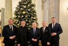 Zdjęcie grupowe z kapłanem i wicemarszałkiem Witoldem Kozłowskim.