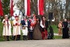 Grupa osób w strojach regionalnych.