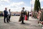 Żołnierz i delegacja UMWM składają kwiaty. 