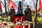 Polscy żołnierze przy tureckim grobie.