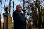 Wicemarszałek Ryszard Pagacz stoi przy mikrofonie.
