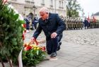 Wicemarszałek Ryszard Pagacz klęczy przed krzyżem katyńskim.
