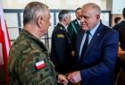 Wicemarszałek Ryszard Pagacz rozmawia z żołnierzem.
