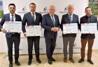 Wicemarszałek Ryszard Pagacz stoi z beneficjentami.