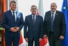 Wicemarszałek Witold Kozłowski stoi z dwoma mężczyznami.