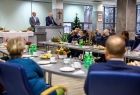 Wicemarszałek Ryszard Pagacz stoi przy mównicy. Na pierwszym planie siedzą ludzie.