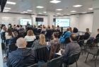 Kilkudziesięciu uczestników Małopolskiego Forum Jednostek Reintegracyjnych słuchających wykładu w sali konferencyjnej