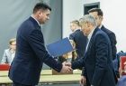 Marszałek Łukasz Smółka podaje rękę mężczyźnie.