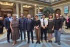 Zdjęcie grupowe z wicemarszałkiem Witoldem Kozłowskim.