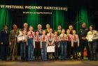 Ludzie stoją na scenie z wicemarszałkiem Ryszardem Pagaczem.