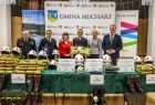 Pamiątkowe wspólne zdjęcia towarzyszące przekazaniu sprzętu dla strażaków ochotników w gminie Mucharz 