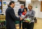 Iwona Gibas z zarządu województwa przekazuje sprzęt strażacki ochotnikom z gminy Mucharz 