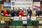 Pamiątkowe zdjęcie uczestników uroczystości. Iwona Gibas z Zarządu Województwa Małopolskiego oraz radna województwa Danuta Kawa wraz z samorządowcami i strażakami z gminy Mucharz
