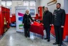 Iwona Gibas z zarządu województwa wraz z burmistrzem Zatora oraz strażakiem, komendantem OSP Podolsze 