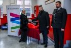 Iwona Gibas z zarządu województwa wraz z burmistrzem Zatora oraz strażakiem, komendantem OSP Podolsze 