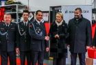 Iwona Gibas z Zarządu Województwa Małopolskiego oraz burmistrz Zatora podczas spotkania ze strażakami z OSP Zator 