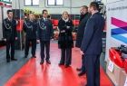 Wnętrze remizy i osoby uczestniczące w uroczystym przekazaniu strażackiego sprzętu