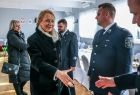 Iwona Gibas z zarządu województwa witająca się ze strażakami z OSP Nowa Wieś w gminie Kęty
