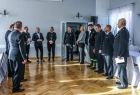 Iwona Gibas z zarządu województwa wraz z samorządowcami i strażakami z gminy Kęty 