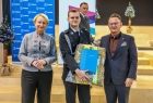 Wspólne pamiątkowe zdjęcia samorządowców i strażaków 