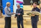 Iwona Gibas z zarządu województwa oraz burmistrz Trzebini przekazujący uroczyście strażakom ochotnikom nowo zakupione elementy strażackiego ekwipunku i wyposażenia