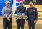 Wspólne pamiątkowe zdjęcia towarzyszące przekazaniu strażackiego sprzętu