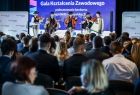 Zespół regionalny na scenie.