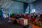 Publiczność słuchająca konferansjera.