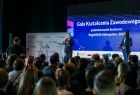 Wicemarszałek Witold Kozłowski mówiący do mikrofonu.