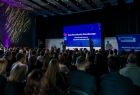 Wicemarszałek Witold Kozłowski przemawiający do publiczności.