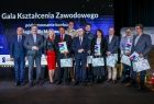Jedenaście osób na scenie.
