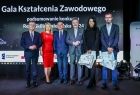 Wicemarszałek Witold Kozłowski z pięcioma osobami na scenie.