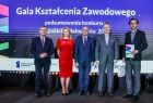 Wicemarszałek Witold Kozłowski z czterema osobami na scenie.